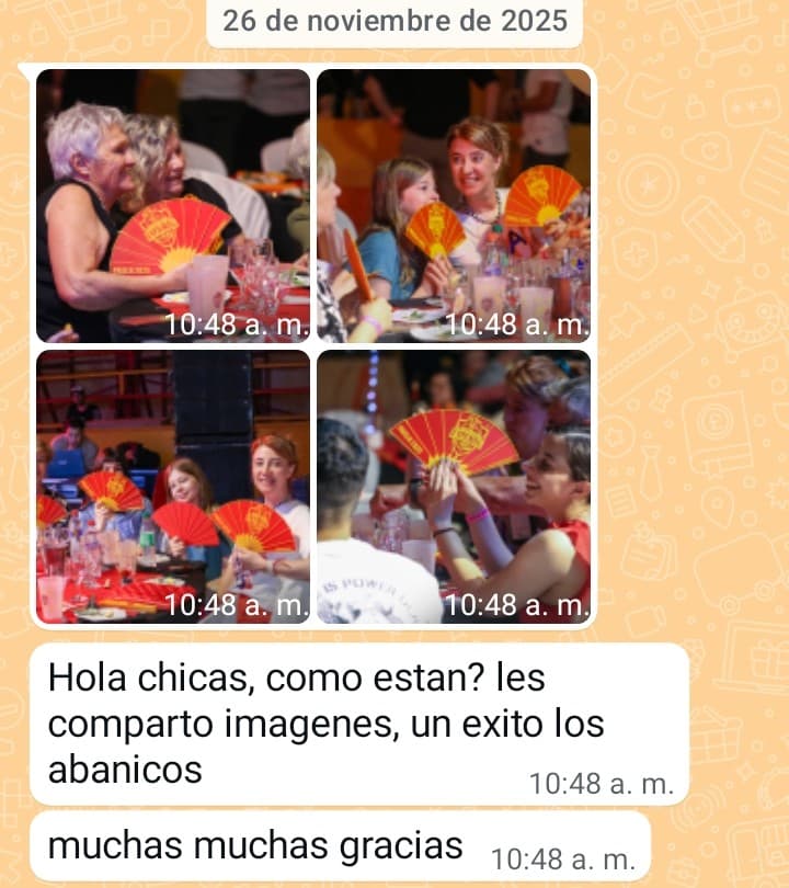 Mensaje de clienta con fotos de invitados usando abanicos personalizados rojos en un evento