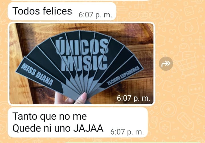 Mensaje de cliente con abanicos personalizados de Únicos Music