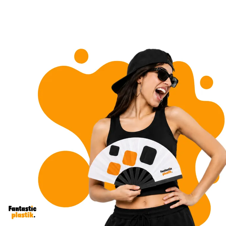 Chica con abanico de tela con diseño propio — abanicos personalizados para fiestas y eventos — fantastic plastik.